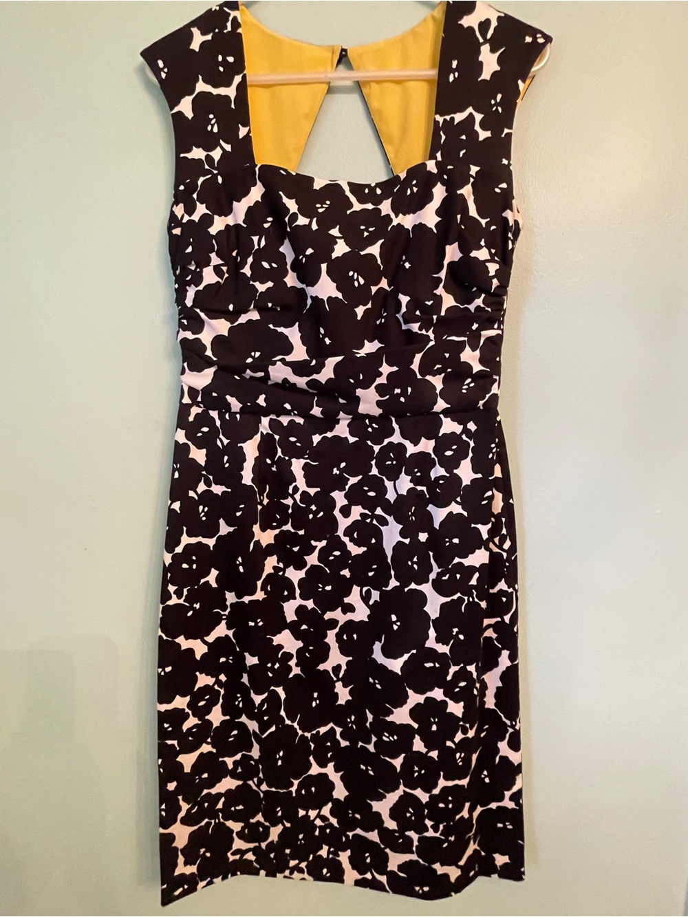 Donna Ricco Black and White Floral Sheath Dress with Yellow Back Detail